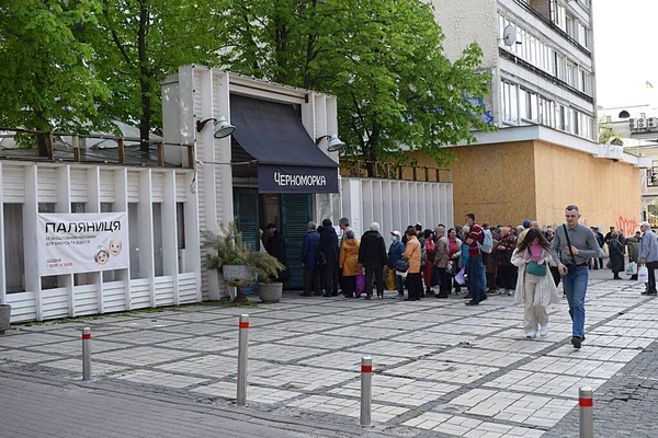 Kyiv, Ukrayna, Mayıs 2022. Mülteciler ve yoksullar için bedava yemek kuyruğu.