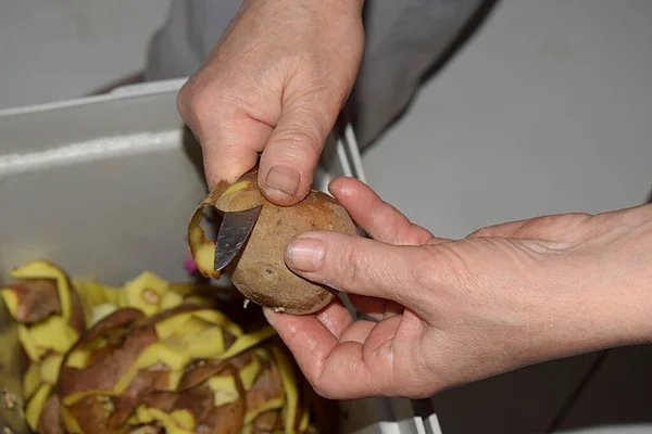 Пілінг Картоплі Ножем Домашній Кухні Крупним Планом — стокове фото