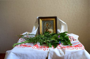 Teslis ziyafeti için aromatik otlar ve çiçeklerle geleneksel ev dekorasyonu.
