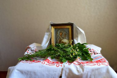 Evin geleneksel dekorasyonu Trinity şöleni için hoş kokulu bitkilerdir (sevgi, papatya)..