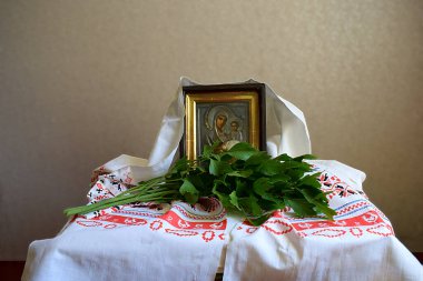 Üçlemeci şöleni için aromatik otlarla geleneksel ev dekorasyonu