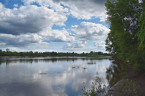 Fiume Con Sponde Popolate Cielo Con Nuvole Cumulate — Foto Stock