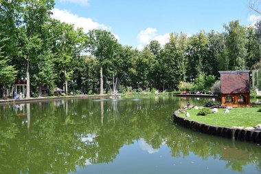 Ukrayna 'daki Harkov parkında yapay göl.