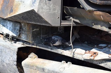 Savaşın, ölümün, kötülüğün ve talihsizliğin sembolü olan karga, Ukrayna askerleri tarafından kırılan bir Rus havan topunun içine yerleşti..