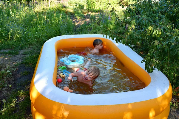 Діти Плавають Саморобному Надувному Басейні Саду — стокове фото