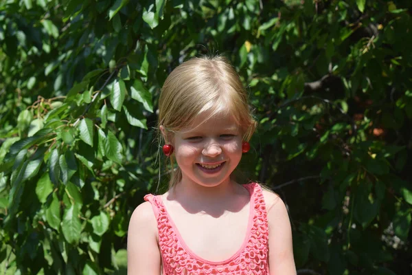 Little Girl Hung Cherries Her Ears Earrings — ストック写真