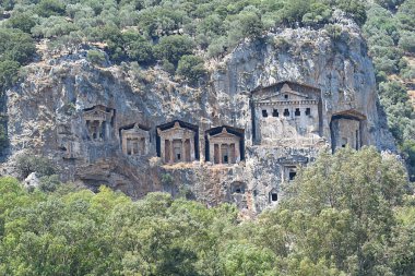 Kayalara oyulmuş Antik Lycian mezarları (Dalaman, Türkiye)