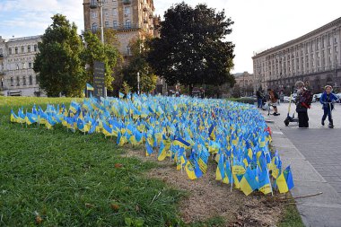 Kyiv, Ukrayna, Eylül 2022. Rusya 'ya karşı yapılan Ukrayna savaşında ölen askerlerin her birinin onuruna ana caddeye sarı-mavi bayraklar dikildi..