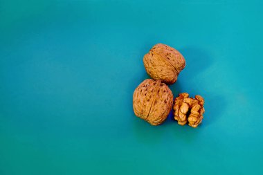 Ceviz kabuğu soyulmuş ve soyulmamış yakın plan, üst görünüm.