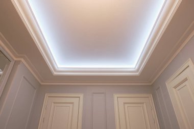 modern tavan tasarımı. Doğru ve hatta geometri.