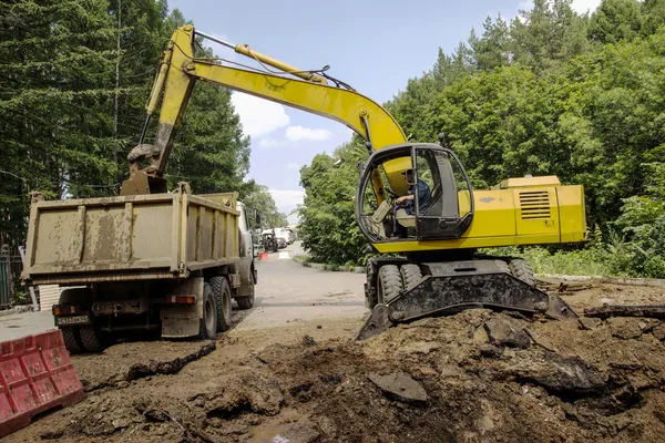 Download 20 ton dump truck excavator — Stock Photo, Image