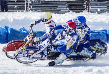 Speedway üzerinde üç biniciler arasında çatışma ice.the