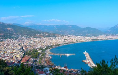Türkiye 'nin Alanya kentinde liman manzarası ve deniz feneri