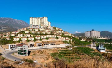 Mahmutlar, Alanya, Türkiye - Ekim 2011: Tepeden Goldcity ve Mahmutlar 'daki Rivera Imperial otellerine kadar panoramik manzara.
