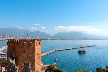 Alanya, Antalya, Türkiye 'de Kyzyl Kule olarak bilinen denizin arka planındaki Kızıl Kule' nin yakın plan fotoğrafı.