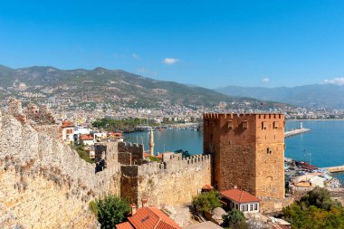 Akdeniz kıyısındaki tatil köyü Alanya, Kızıl Kule (Kyzyl Kule) manzarası.