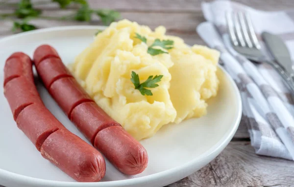 Hausgemachte Kartoffelpüree Mit Würstchen Zum Mittagessen Auf Einem Weißen Teller — Stockfoto