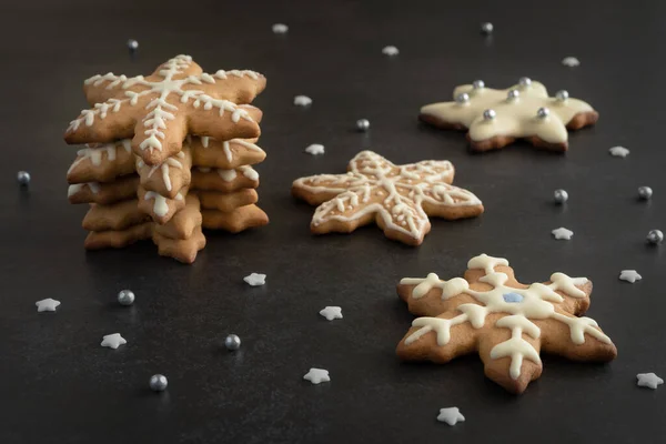 Biscuits Pain Épice Noël Décorés Glaçage Sucre Sous Forme Flocons — Photo