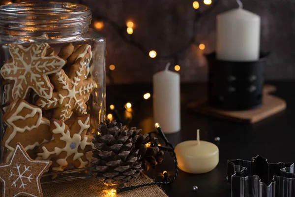Glazen Pot Met Heerlijke Zelfgemaakte Kerstkoekjes Tafel Selectieve Focus — Stockfoto