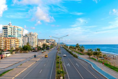 Alanya, Türkiye - Aralık 2021: Alanya şehir merkezinden öğle vakti Gazipashi havaalanına doğru şehir otoyolu.