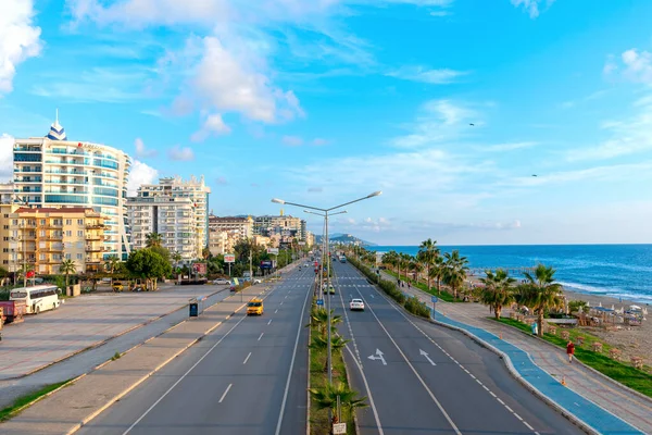 Alanya, Türkiye - Aralık 2021: Alanya şehir merkezinden öğle vakti Gazipashi havaalanına doğru şehir otoyolu.