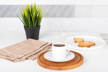 Kahvaltı için kahve ve bir tabak bisküvi..