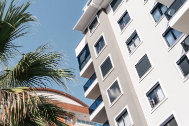 Türkiye 'de modern bir apartmanın alt manzarası.