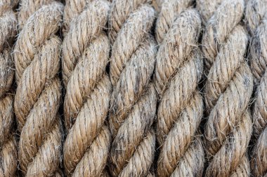 Dokulu bir arka planda dikey yaralı bir ipin yakın çekimi. Seçici odaklanma. Yatay çekim.