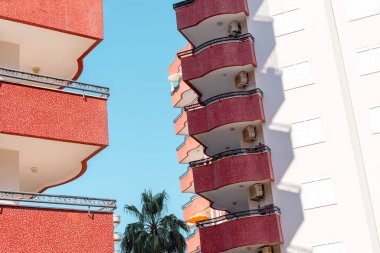 Gökyüzüne karşı bir yerleşim yerindeki parlak geniş balkonların görüntüsü.