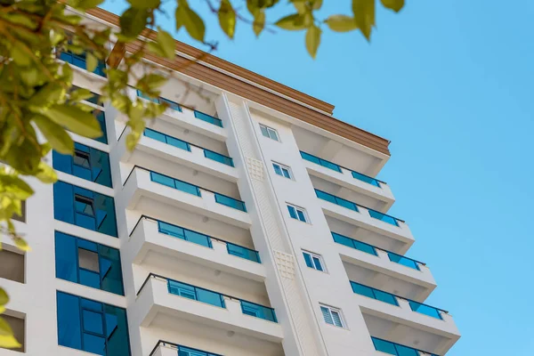 Türkiye 'nin güneyinde bir apartmanın modern cephesi.