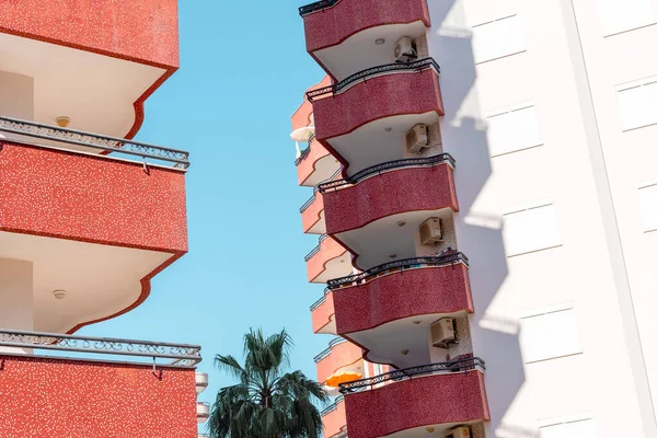 Gökyüzüne karşı bir yerleşim yerindeki parlak geniş balkonların görüntüsü.