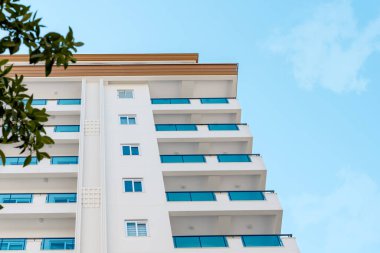 Türkiye 'nin güneyinde bir apartmanın modern cephesi.