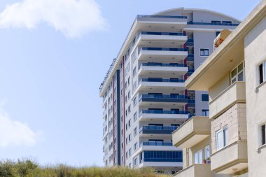 Yeni bir modern apartmanın önünde eski bir Türk evi. Türk mimarisi.