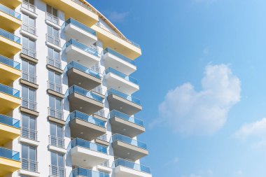 Sarı ve mavi modern pencereli havalandırmalı cephe. Yeni bir konut ya da ticari kompleksin parçası. Şehrin gayrimenkulleri.