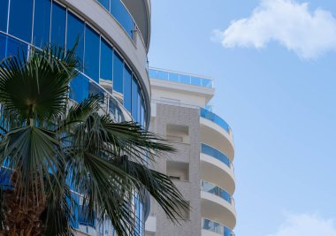 Modern Avrupa konut binalarından oluşan bir blok. Soyut mimari, modern şehir geometrisinin bir parçası.