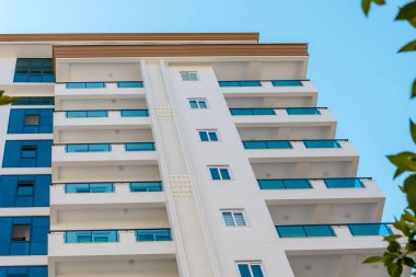 Türkiye 'nin güneyinde bir apartmanın modern cephesi.