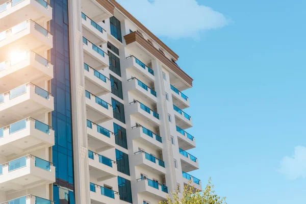 Türkiye 'nin güneyinde bir apartmanın modern cephesi.