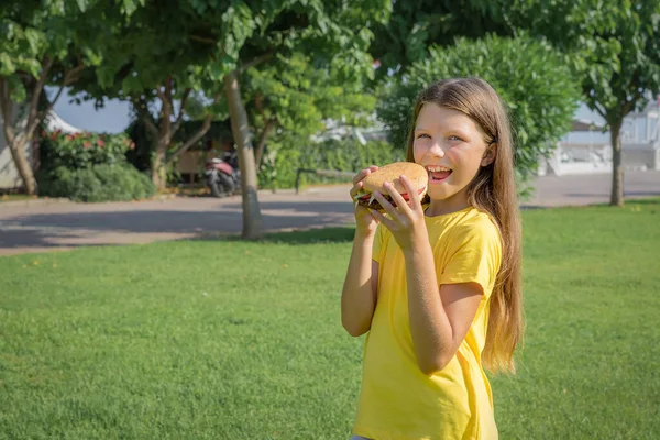 즐거운 밖에서 햄버거를 — 스톡 사진
