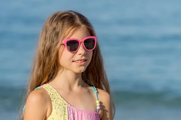 Nahaufnahme Eines Mädchens Badeanzug Und Brille Vor Dem Hintergrund Der — Stockfoto