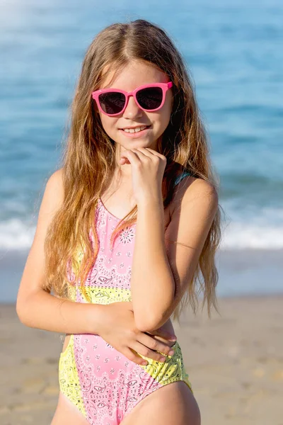 Mode Niedlichen Jungen Mädchen Posiert Strand Einem Sommer Badeanzug Glückliches — Stockfoto