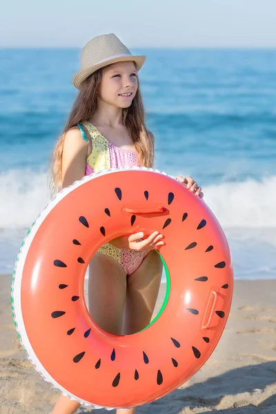 Retrato Una Adolescente Feliz Con Anillo Goma Inflable Sombrero Fondo — Foto de Stock