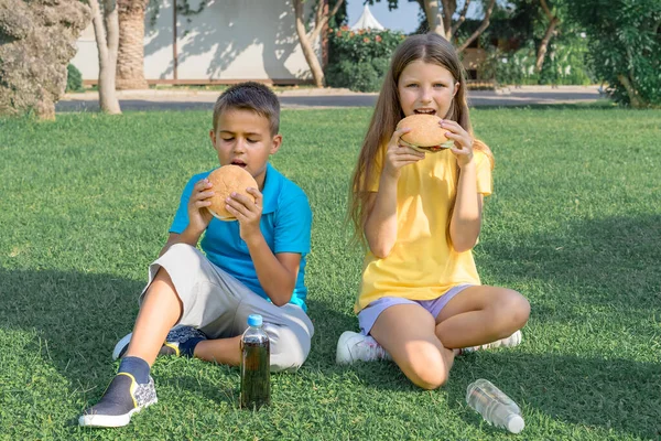 Children Schoolchildren Eat Burgers Park Sitting Grass School Lunch — Foto Stock