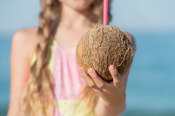 Hand Coconut Hand Pink Straw Drinking Selective Focus — 图库照片