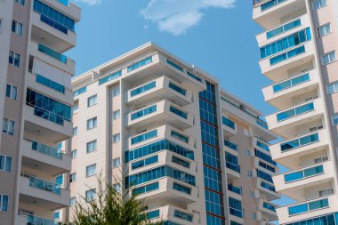 Birkaç yeni inşa edilmiş apartman dairesi. Gökyüzüne karşı modern mimari.