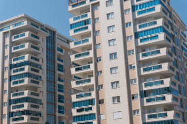 Birkaç yeni inşa edilmiş apartman dairesi. Gökyüzüne karşı modern mimari.
