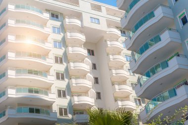 Türkiye 'nin güneyinde yeni apartman binaları. Binanın ön cephesinin bir parçası..