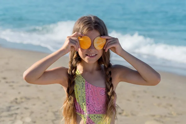 stock image A 9-year-old child holds seashells against the backdrop of the sea. Holidays in Turkey.