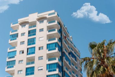 Modern bina köşesi ve pencereler. Çok katlı, çok renkli bir apartman. Güney mimarisi.