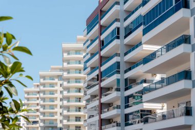 Bir yaz günü, bir yerleşim yerindeki modern konut binaları..