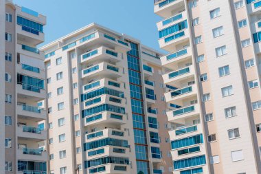 Birkaç yeni inşa edilmiş apartman dairesi. Gökyüzüne karşı modern mimari.